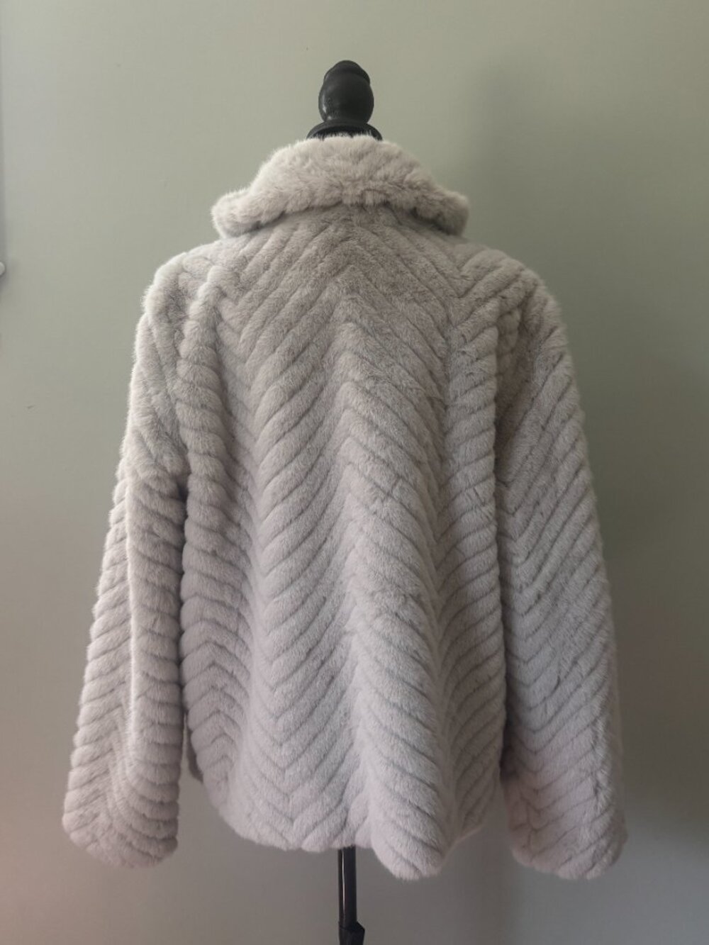 Bernardo Zig Zag Faux Fur Coat — Light Grey, size L NWT - Picture 3 of 6